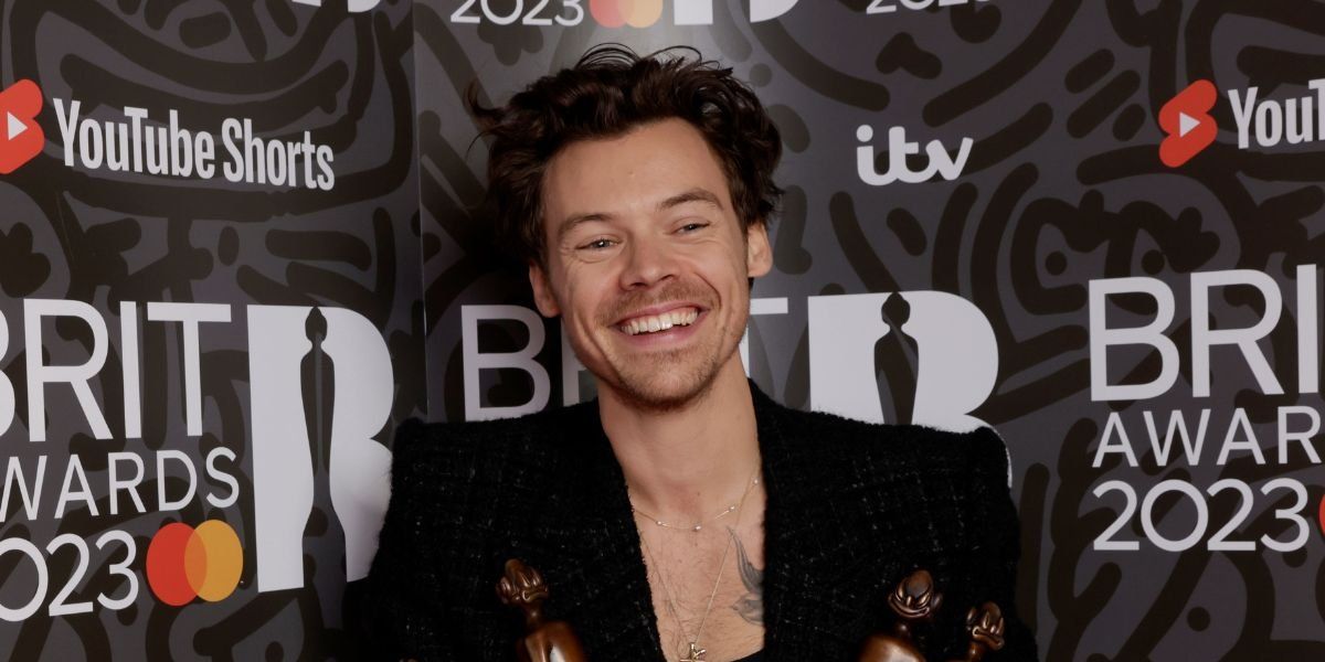 Harry Styles Upsets Fans By Getting A 'Buzz Cut': PHOTO - Comic Sands