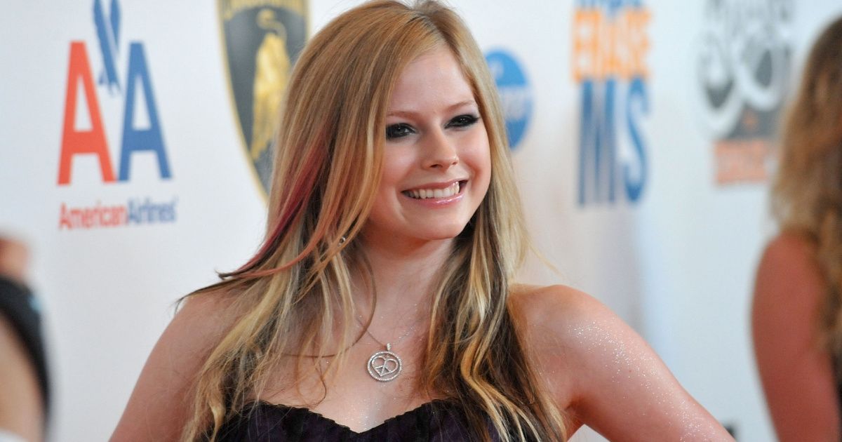 Avril Lavigne Opens Up About Her Struggle With Lyme Disease And Announces New Single Comic Sands