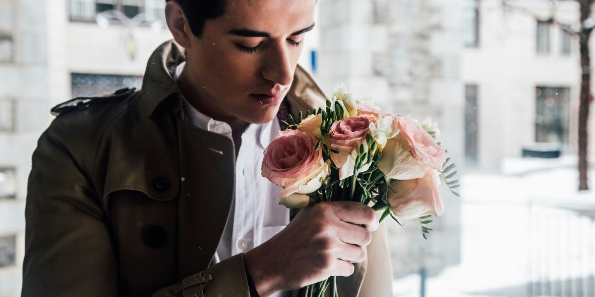 Man holding a bouquet of flowers for a first date