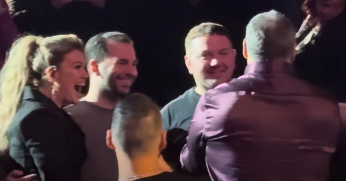 Kelly Clarkson Helps Marry Gay Couple At NYE Concert: VIDEO - Comic Sands